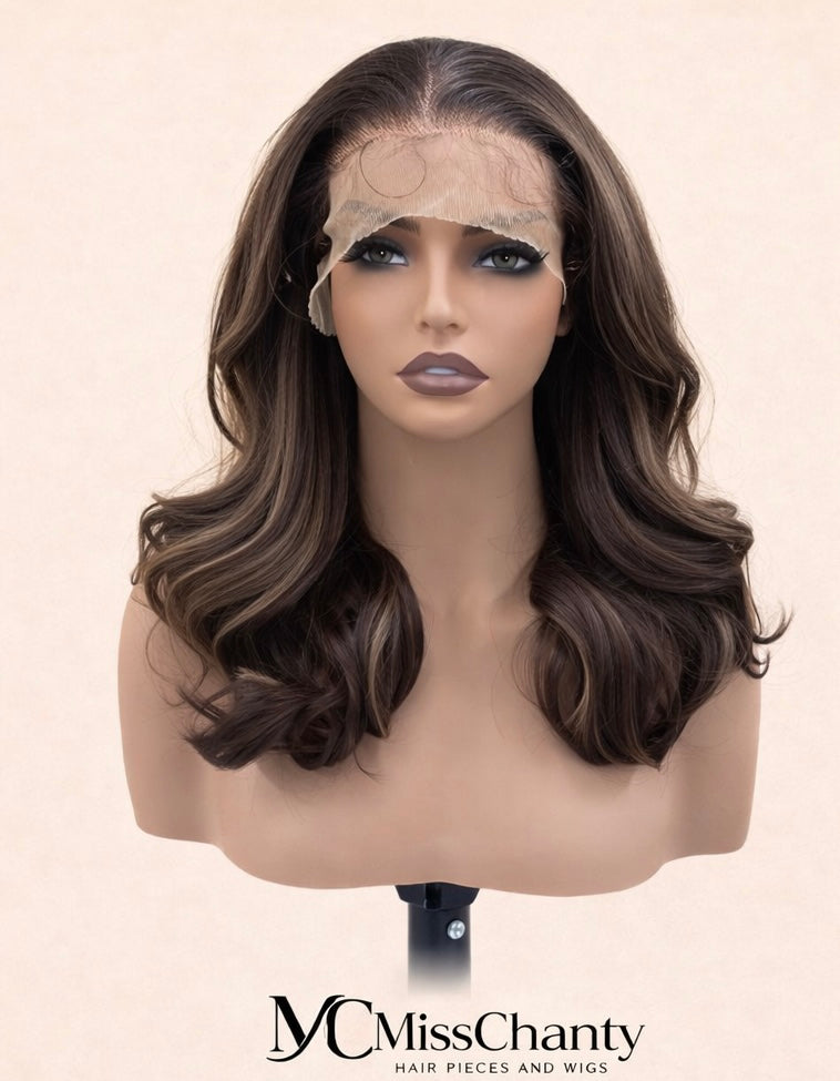 Luxe lace front pruik met natuurlijke slag en subtiele highlights